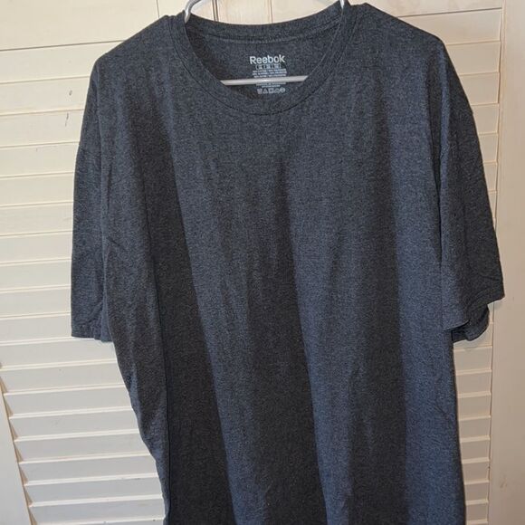 Reebok two XL short sleeve basic T-shirt - Picture 2 of 3
